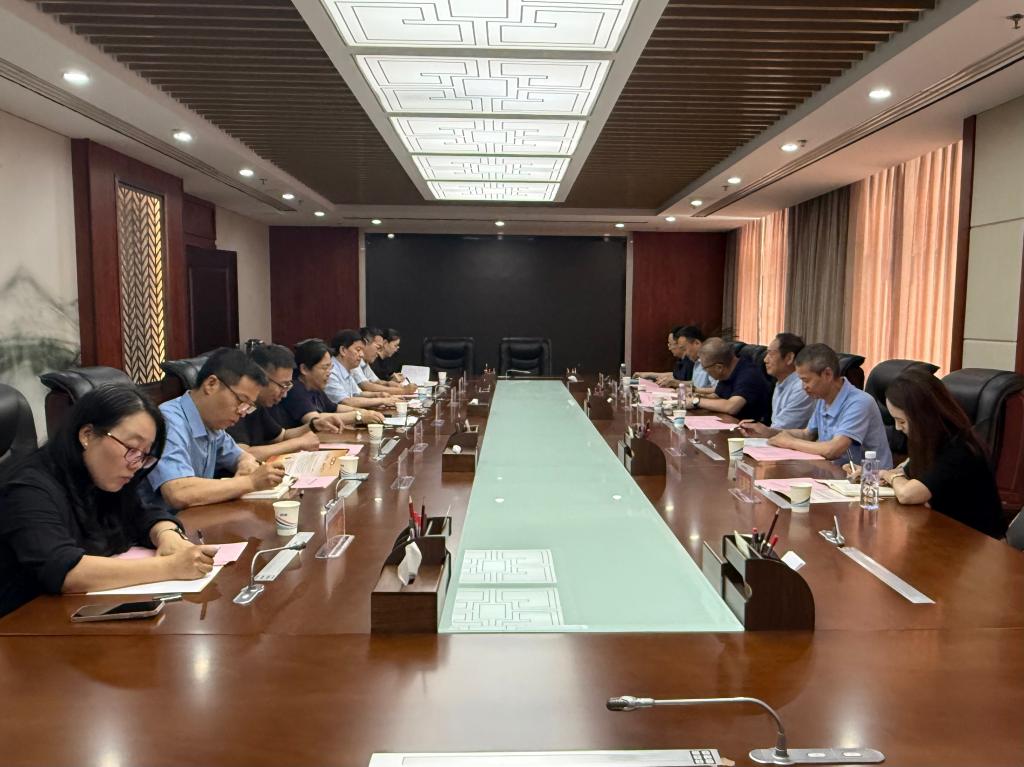 会议由党委研究生工作部部长杨冠华主持
